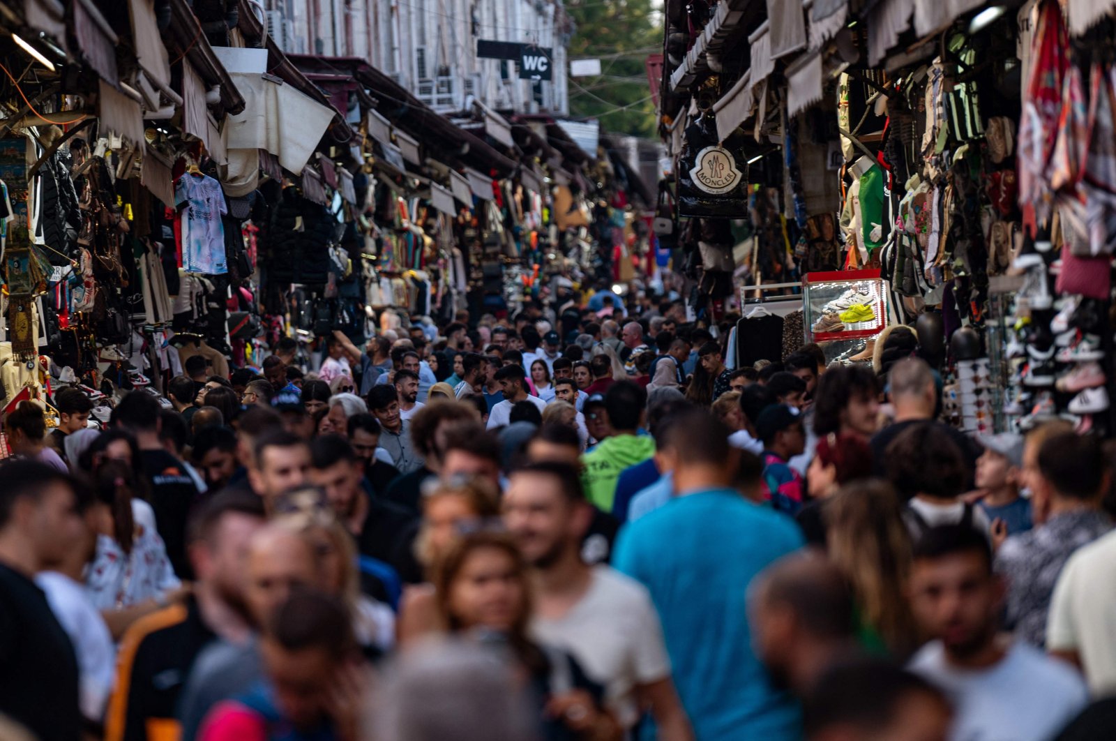 Customers shop at a bazaar in Istanbul, Türkiye, Sept. 6, 2022. (AFP PHOTO) 