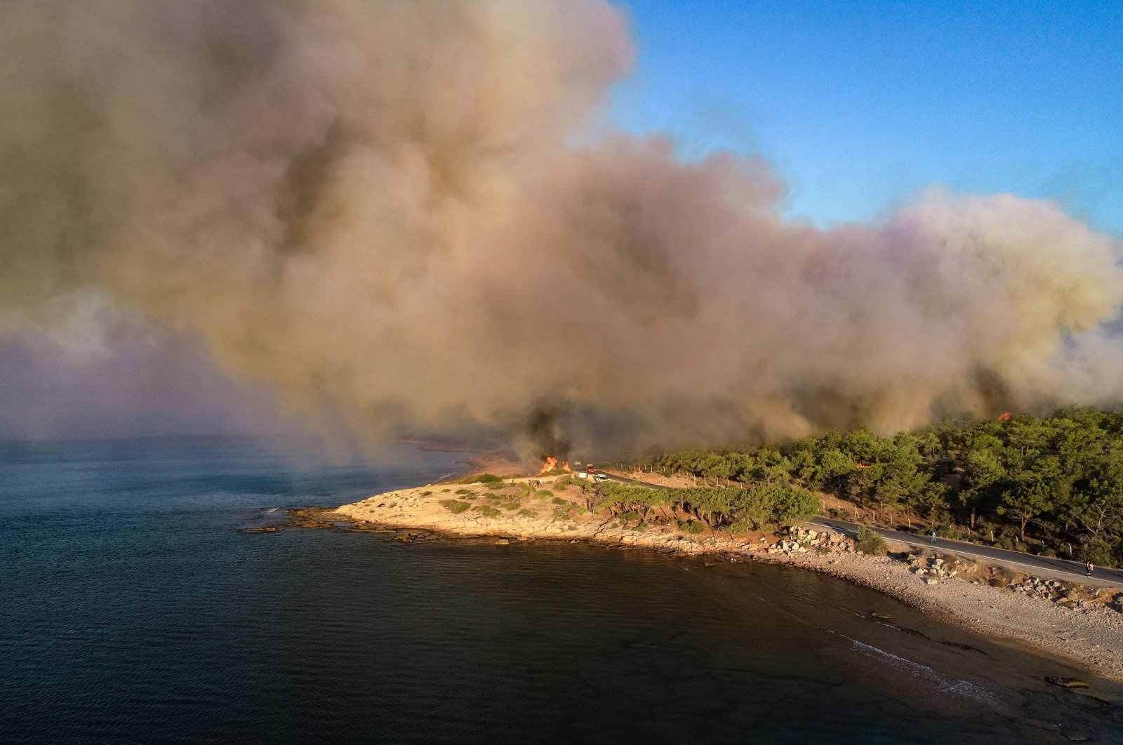 Smoke rises over the burning forest, in Mersin, southern Türkiye, Sept. 8, 2022. (AA PHOTO)