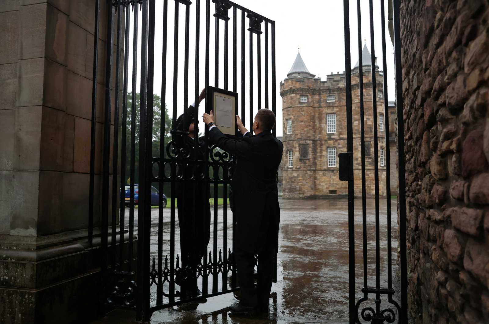 Personnel place an announcement of the death of Queen Elizabeth, outside the Palace of Holyroodhouse, in Holyrood, Edinburgh, Scotland, Britain, Sept. 8, 2022. (Reuters Photo)