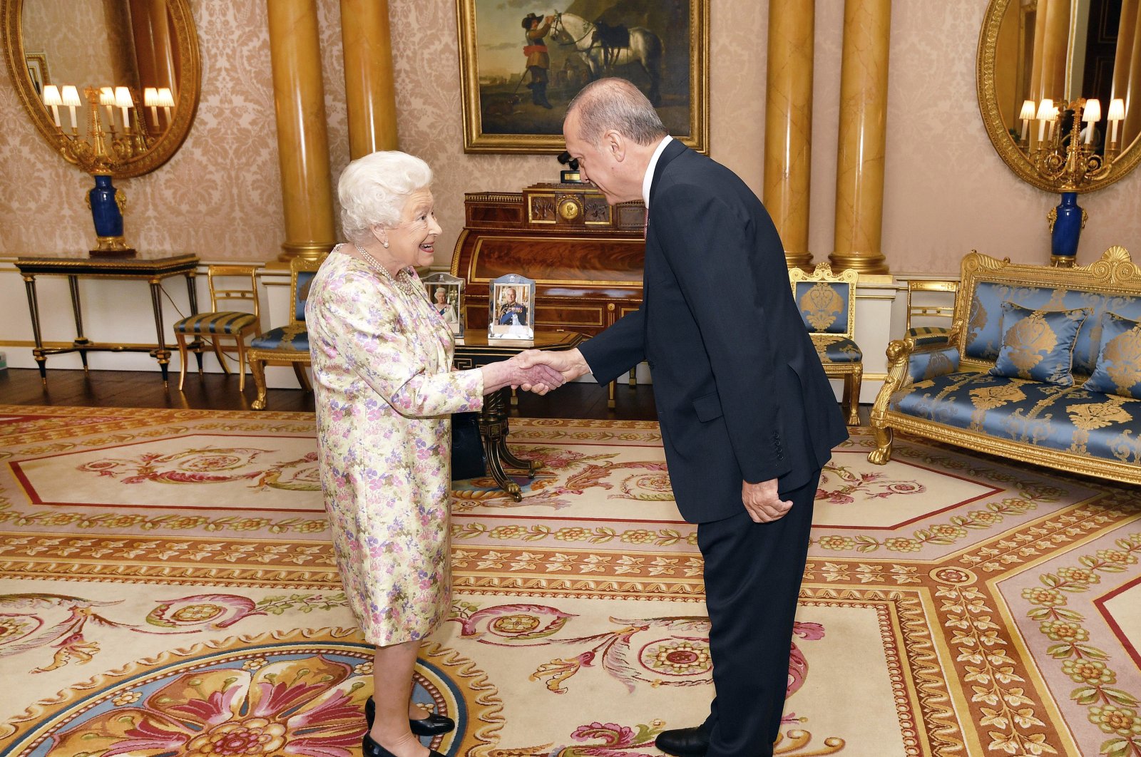 Britain&#039;s Queen Elizabeth II greets President Recep Tayyip Erdoğan during a private audience at Buckingham Palace, London, Britain, May 15, 2018. (John Stillwell/Pool via AP)