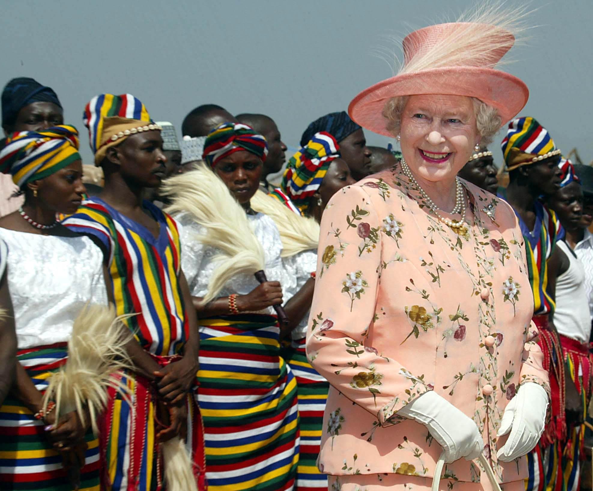 Dalam file foto ini diambil pada tanggal 4 Desember 2003 Ratu Elizabeth II mengunjungi sekretariat Dewan Lokal Karu, dekat Abuja.  (AFP)