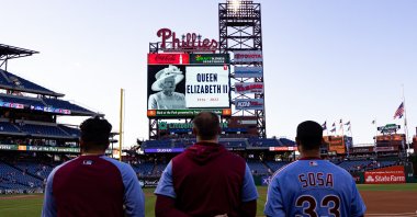 Players and fans stand for a moment of silence before a game between the Philadelphia Phillies and the Miami Marlins, in Philadelphia, United States, Sept. 8, 2022. (REUTERS PHOTO)
