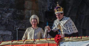 Olivia Colman (L) and Josh O&#039;Connor film a scene for the Netflix drama &quot;The Crown&quot; at Caernarfon Castle, Nov. 18, 2018. (Reuters Photo)
