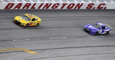 Joey Logano, driver of number 22 Shell Pennzoil Ford and Christopher Bell, driver of number 20 Yahoo! Toyota, race in Darlington, U.S., Sept. 4, 2022. (AFP PHOTO)
