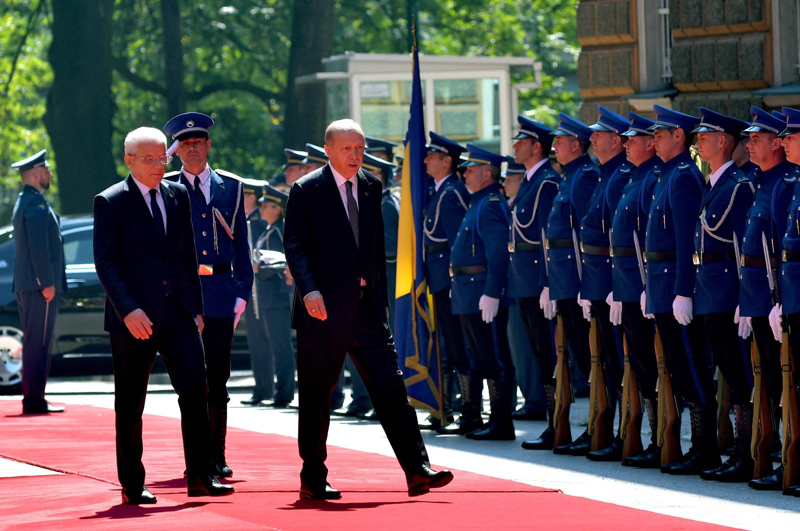 President Recep Tayyip Erdoğan (C) and chairperson of Bosnia and Herzegovina&#039;s tripartite presidency Sefik Dzaferovic (L) inspect an honor guard of the Bosnian armed forces during a welcoming ceremony in Sarajevo, Bosnia-Herzegovina, Sept. 6, 2022. (AFP Photo)