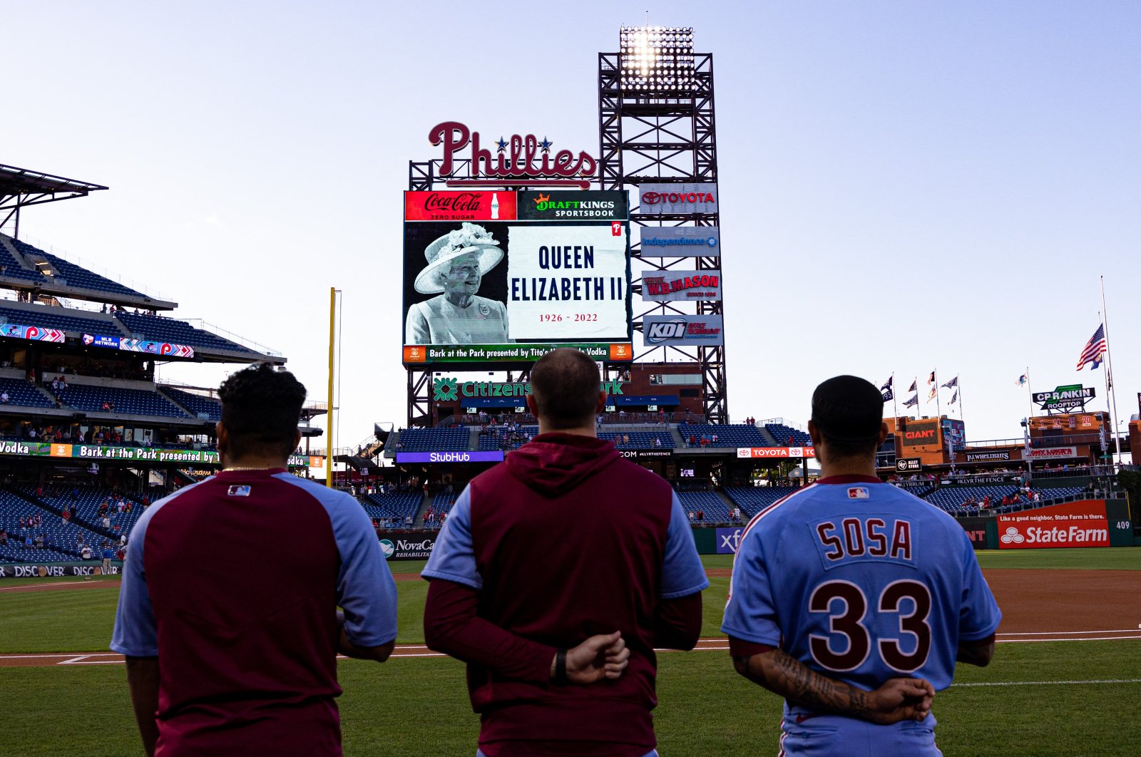 Players and fans stand for a moment of silence before a game between the Philadelphia Phillies and the Miami Marlins, in Philadelphia, United States, Sept. 8, 2022. (REUTERS PHOTO)