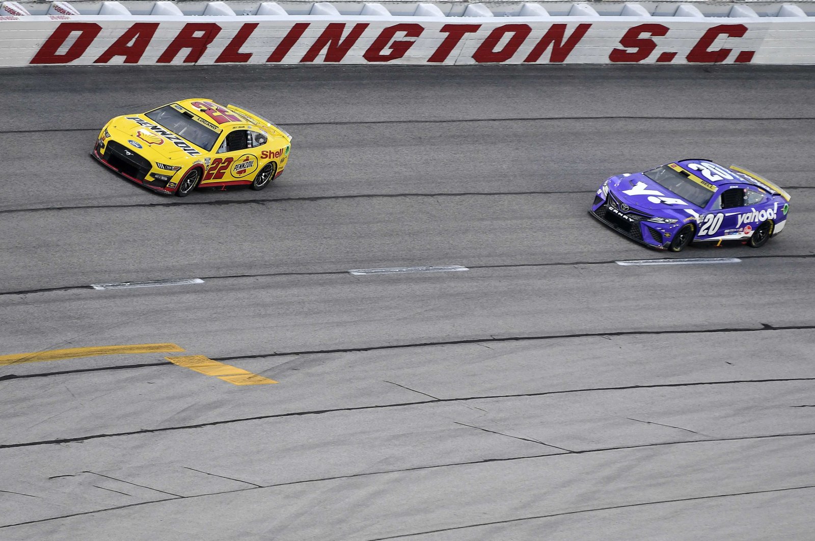 Joey Logano, driver of number 22 Shell Pennzoil Ford and Christopher Bell, driver of number 20 Yahoo! Toyota, race in Darlington, U.S., Sept. 4, 2022. (AFP PHOTO)