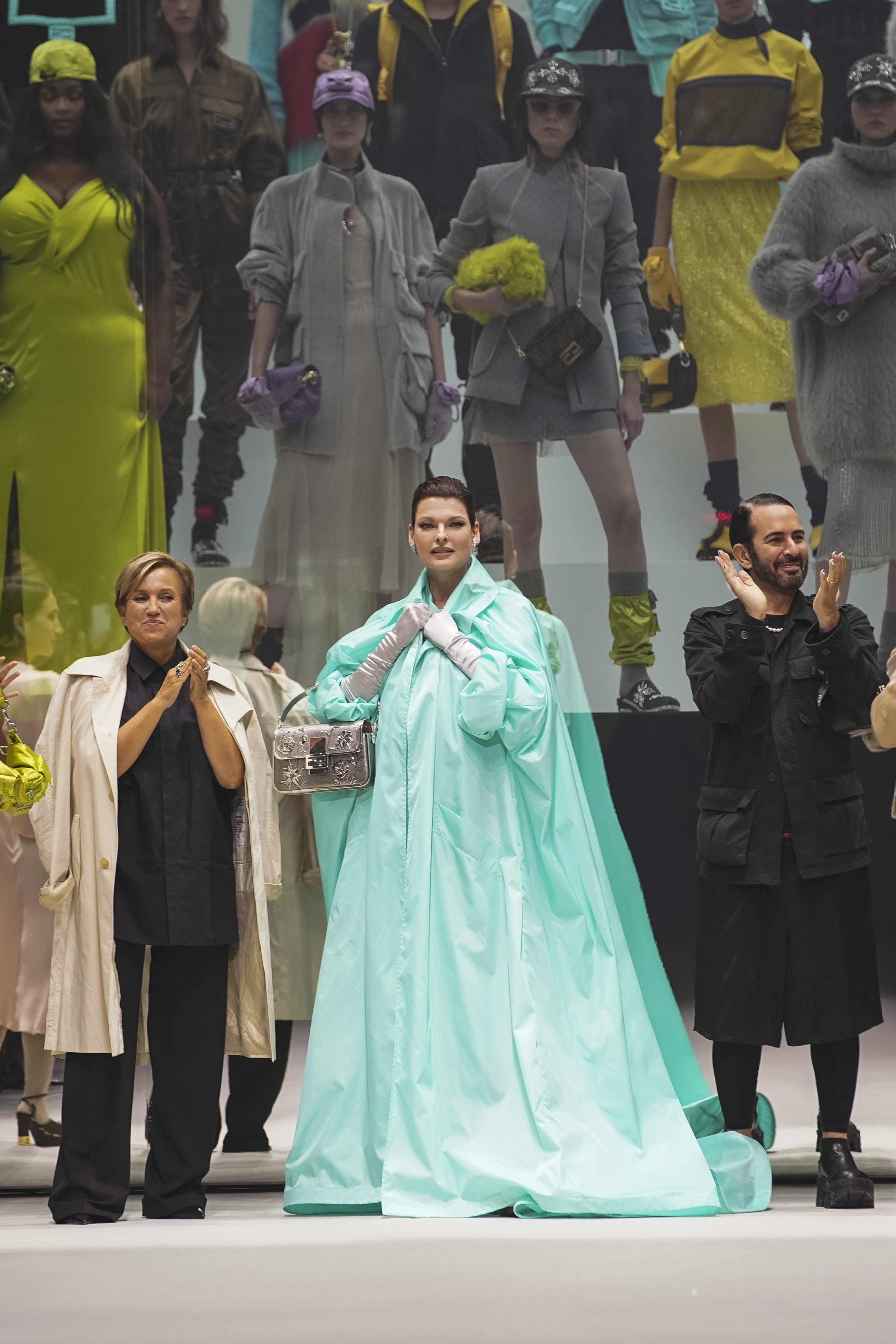 Silvia Venturini Fendi (kiri), Linda Evangelista (tengah) dan Marc Jacobs tampil mengikuti presentasi koleksi FENDI Spring Summer 2023 selama Fashion Week, New York, AS, 9 September 2022. (AP Photo)