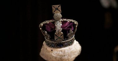 Queen Elizabeth II wearing the Imperial State Crown proceeds through the Royal Gallery as she attends the opening of Parliament in the House of Lords at the Palace of Westminster, London, U.K., May 27, 2015. (AFP Photo)