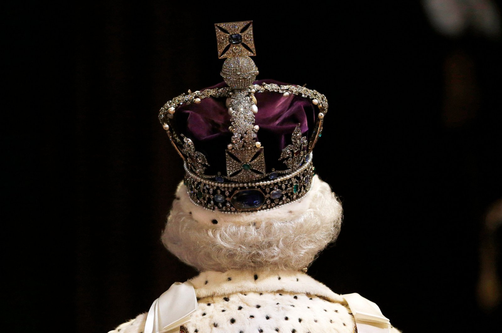 Queen Elizabeth II wearing the Imperial State Crown proceeds through the Royal Gallery as she attends the opening of Parliament in the House of Lords at the Palace of Westminster, London, U.K., May 27, 2015. (AFP Photo)