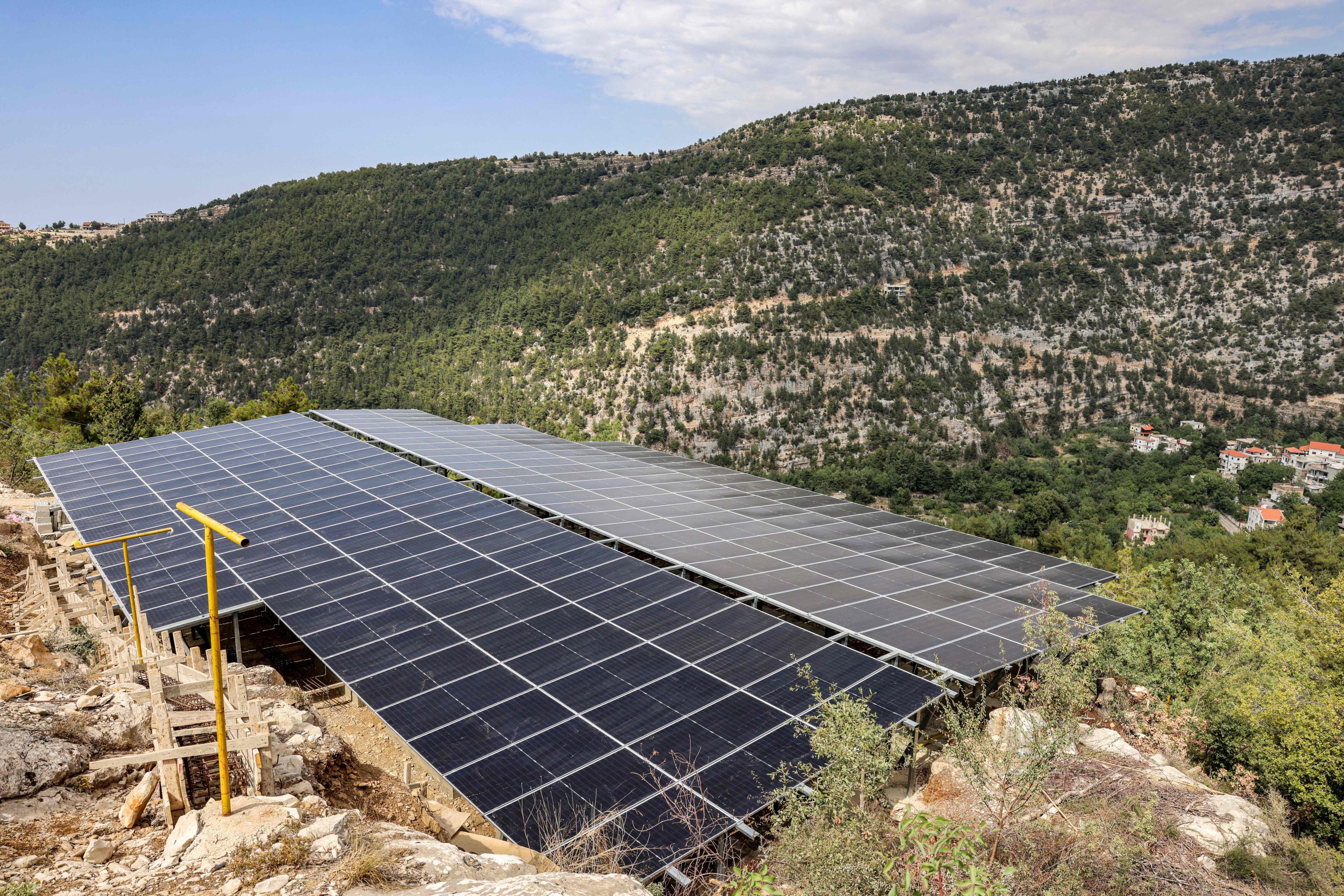 Um sistema de painel solar instalado na vila de Toula, norte do Líbano, 29 de agosto de 2022 (Foto AFP)
