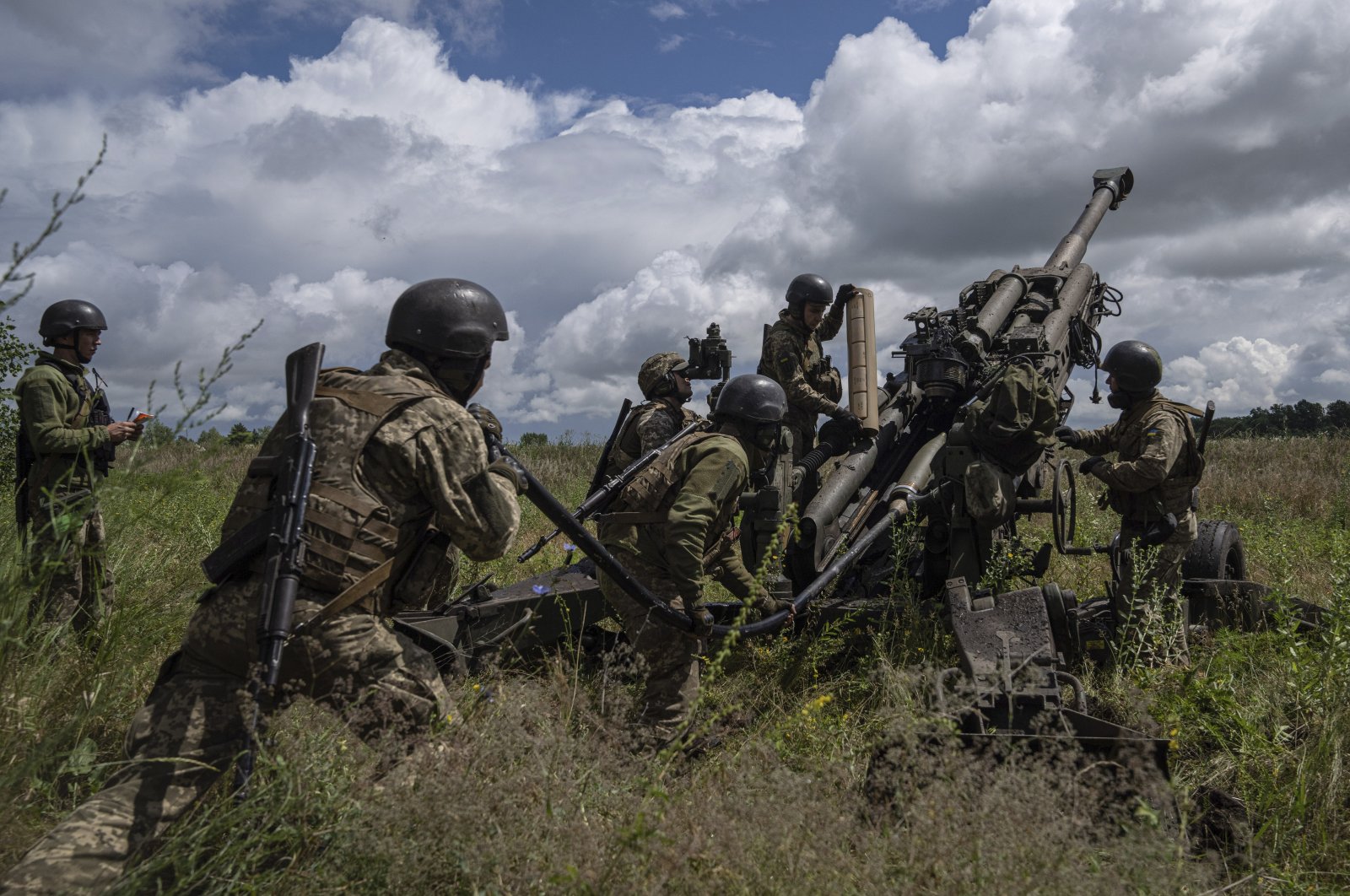 Ukrainian servicemen prepare to fire at Russian positions in the Kharkiv region, Ukraine, July 14, 2022. (AP Photo)