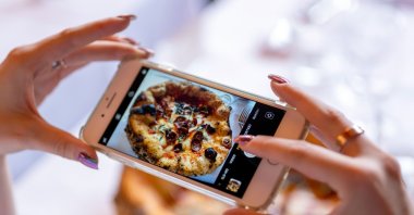 If you can&#039;t share the moment, did it really happen? Make it &quot;Instagrammable&quot; – that seems to be the philosophy of the trendiest new restaurants. In the social media era, our dinners out have become ever more cinematic. (dpa Photo)