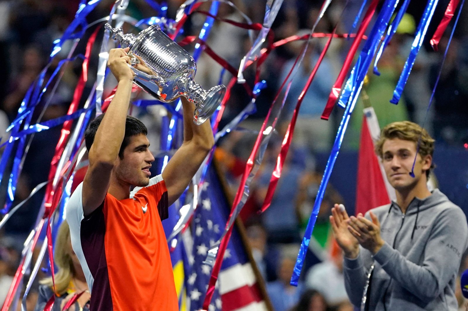 Spain&#039;s Carlos Alcaraz (L) celebrates with the trophy after winning against Norway&#039;s Casper Ruud during their 2022 U.S. Open men&#039;s singles final, New York, U.S., Sept. 11, 2022. (AFP Photo)