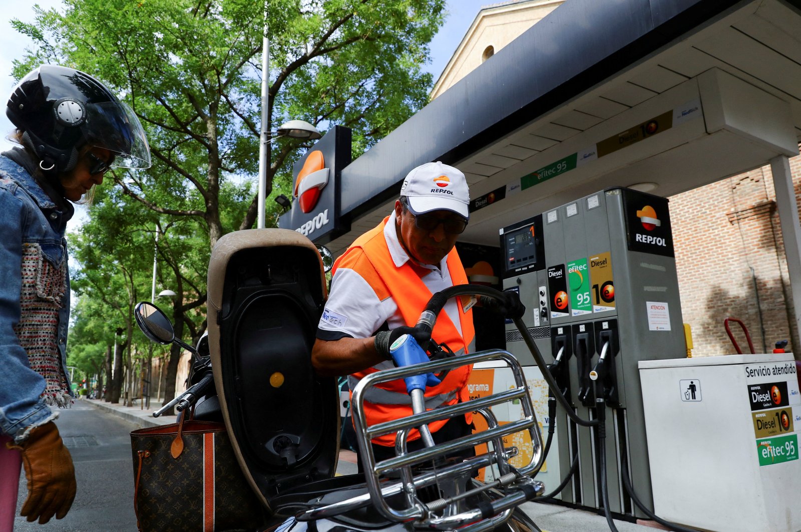 A worker prepares to pump gas into a car at a Repsol gas station in Madrid, Spain, Sept. 7, 2022. (Reuters Photo)