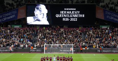 West Ham and FCSB players observe a moment of silence before a Europa Conference League game, London, England, Sept. 8, 2022. (Reuters Photo)