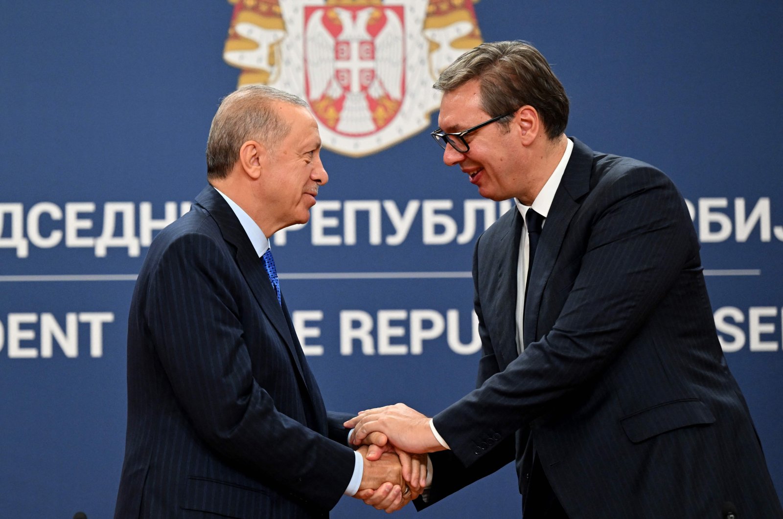 President Recep Tayyip Erdoğan (L) shakes hands with Serbia&#039;s President Aleksandar Vucic during a joint press conference in Belgrade, Serbia, Sept. 7, 2022. (AFP Photo)