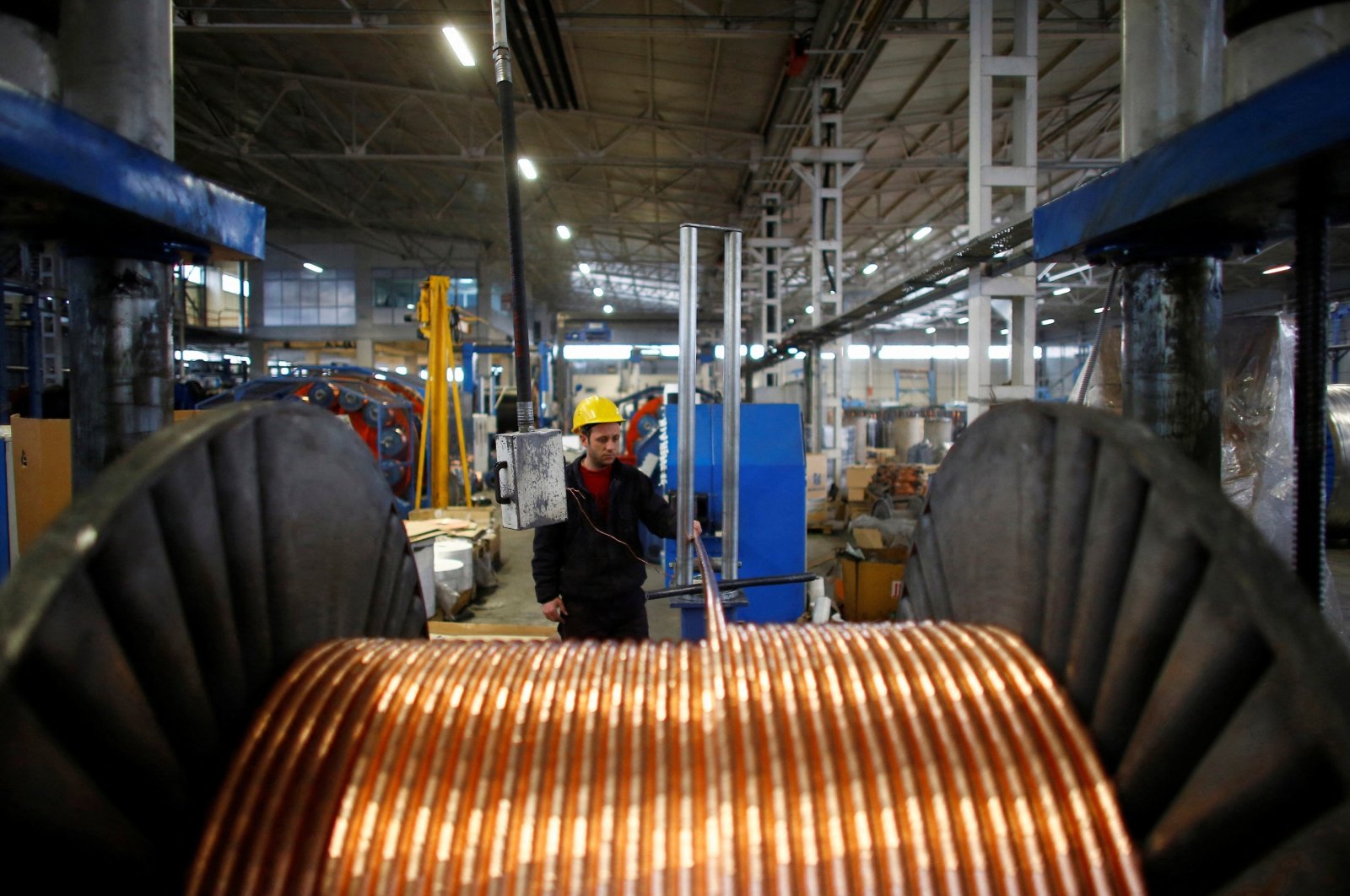 A worker checks copper cables being produced at a factory in the central Anatolian city of Kayseri, Türkiye, Feb. 12, 2015. (Reuters Photo)
