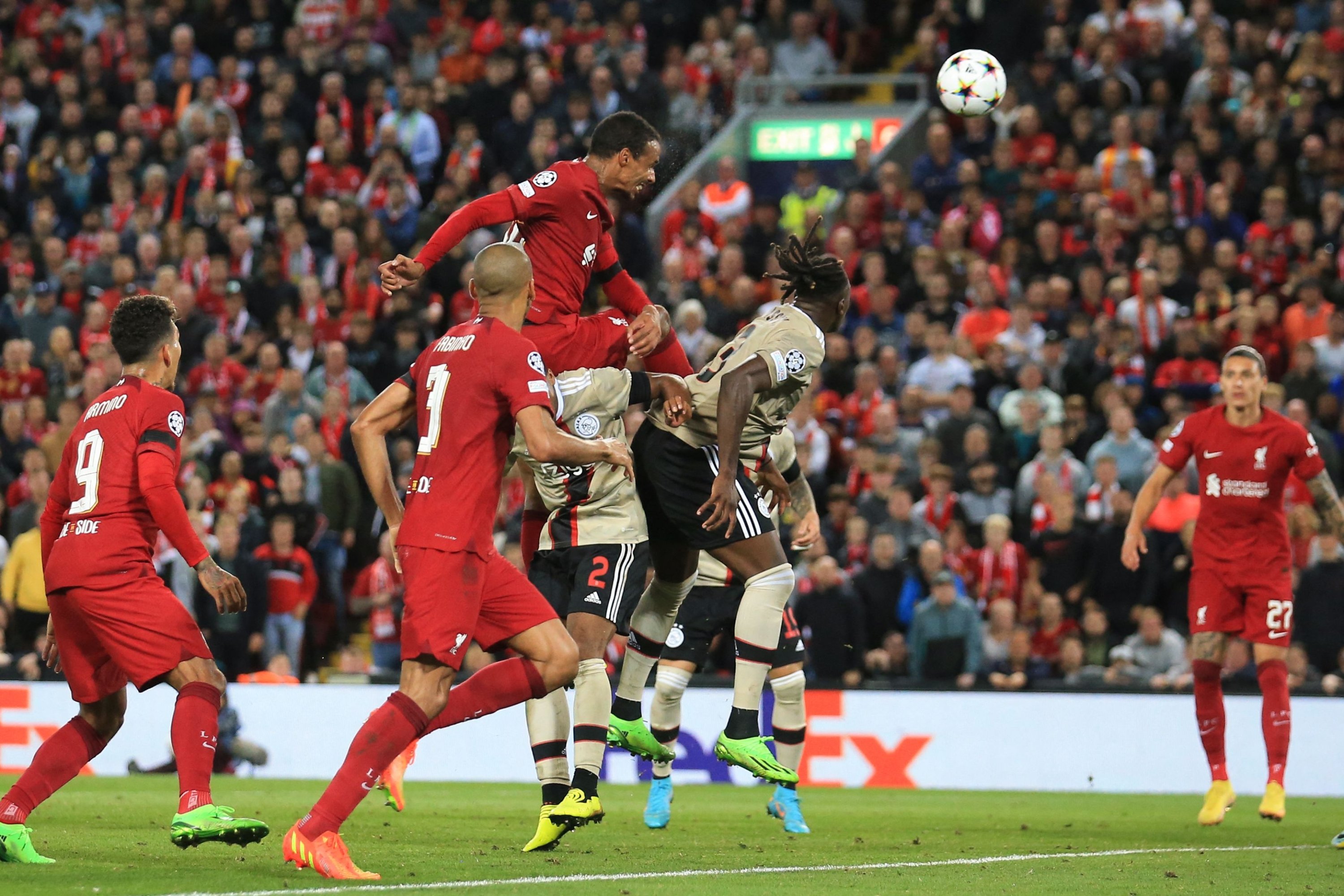 Pemain Liverpool Joel Matip (tengah) mencetak gol dalam pertandingan Liga Champions melawan Ajax, Liverpool, Inggris, 13 September 2022. (AFP Photo)