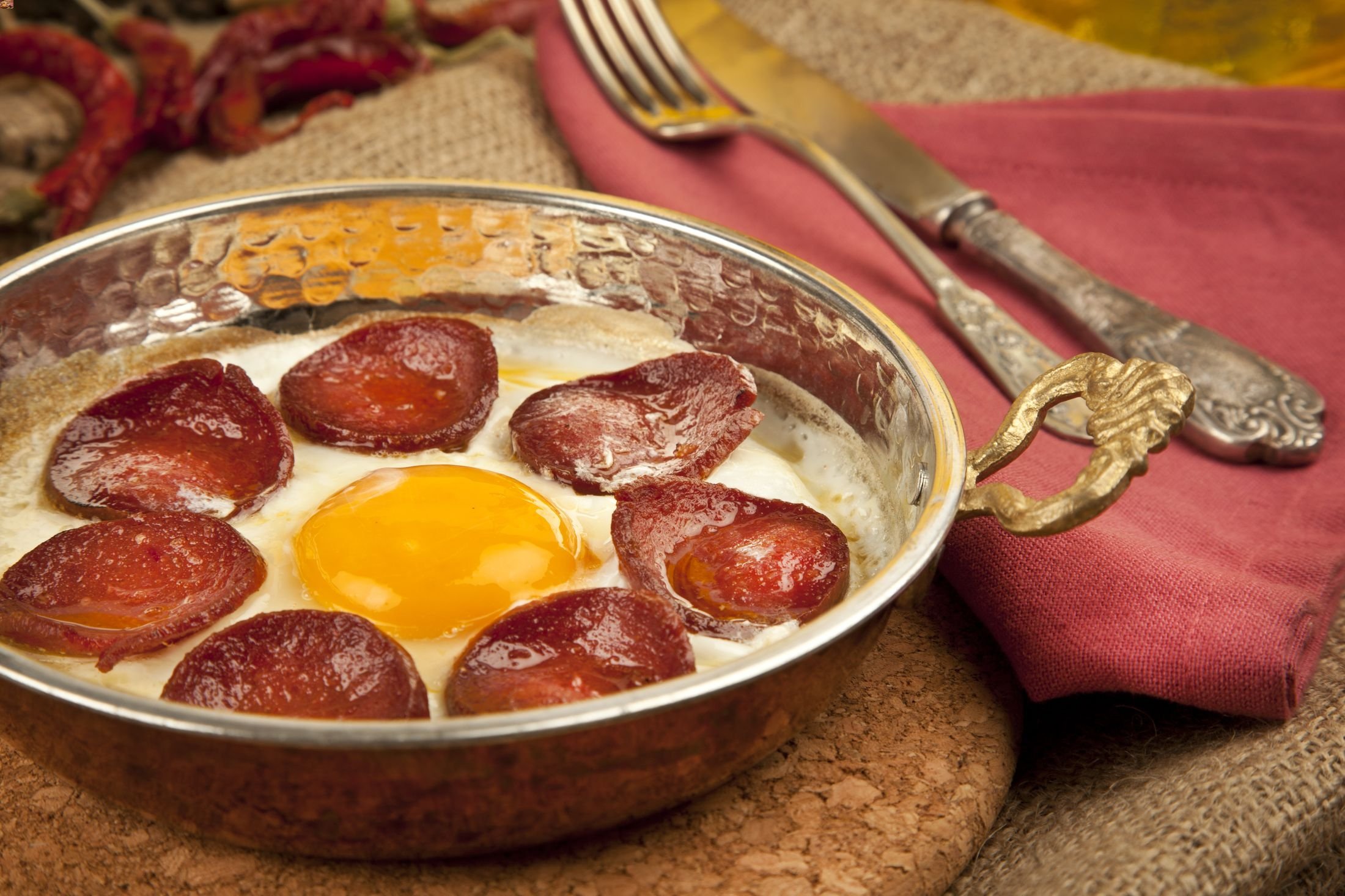 Scrambled eggs with little half-moon slices of Türkiye's spiced sucuk sausage is one of the most favorite Turkish egg dishes out there. (Shutterstock Photo)