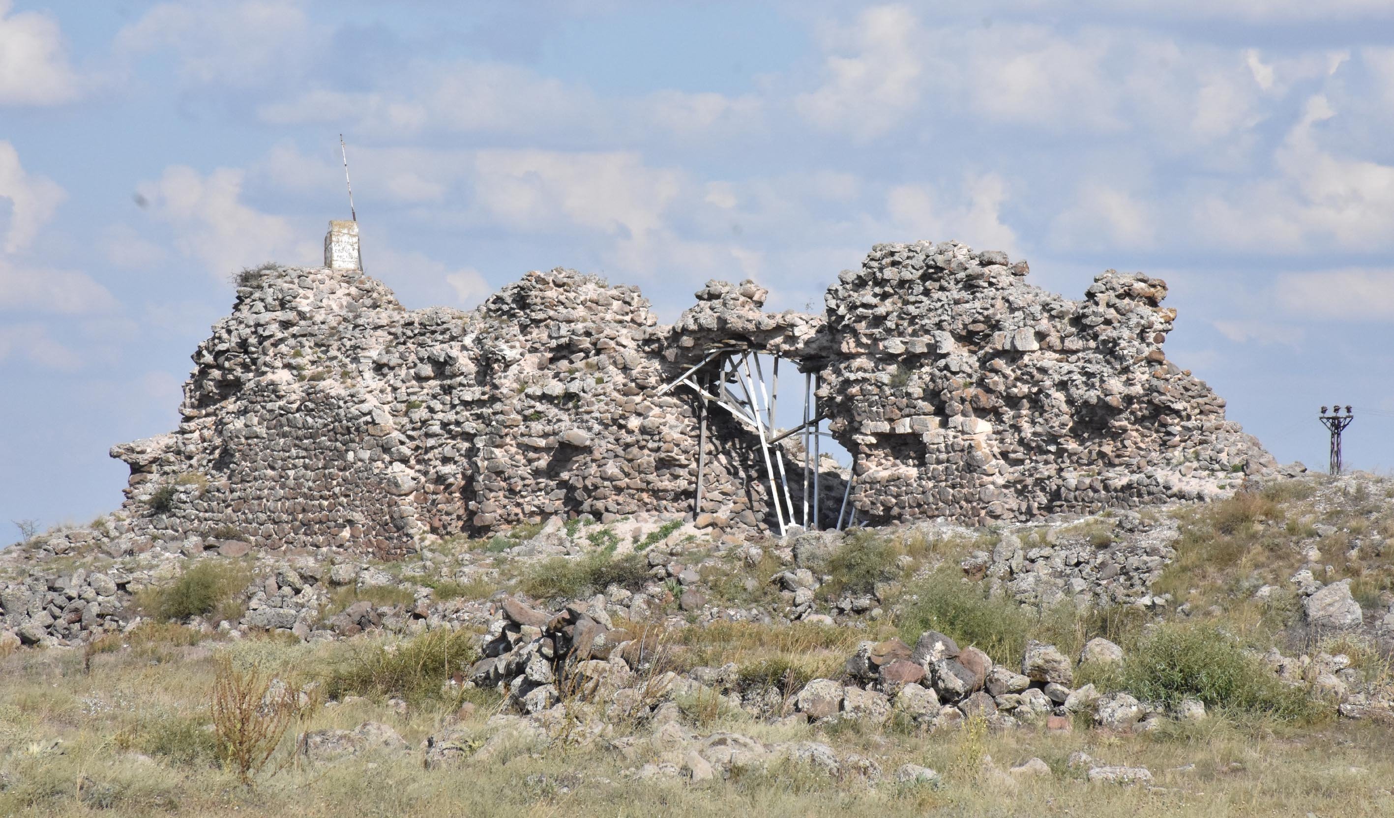 Pemandangan sisa-sisa Kastil Karacahisar, Eskişehir, barat laut Türkiye, 14 September 2022. (AA Photo)