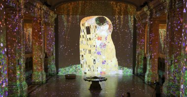 Members of the media attend a press preview for Hall des Lumieres, a new permanent center for immersive digital art featuring the exhibition "Gustav Klimt: Gold in Motion" in Manhattan, New York City, U.S., Sept. 13, 2022.  (REUTERS Photo)