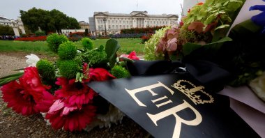 Floral tributes with the royal cypher of Britain's Queen Elizabeth are seen outside Buckingham Palace in London, Britain, Sept. 13, 2022. (Reuters Photo)