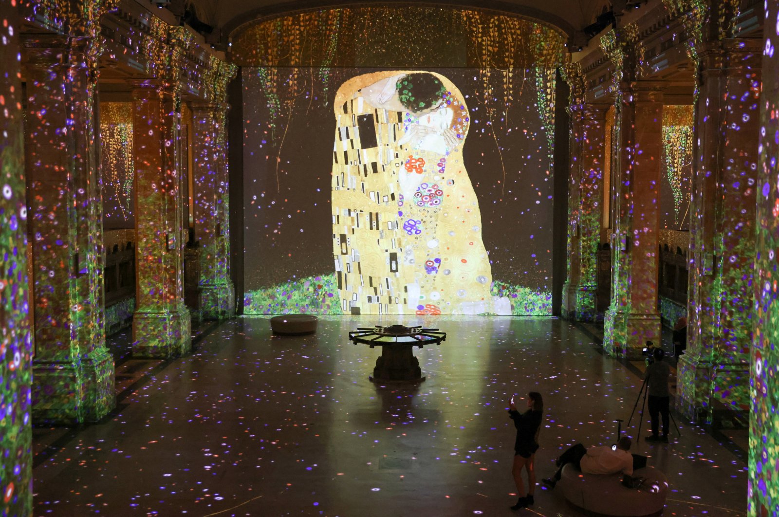 Members of the media attend a press preview for Hall des Lumieres, a new permanent center for immersive digital art featuring the exhibition "Gustav Klimt: Gold in Motion" in Manhattan, New York City, U.S., Sept. 13, 2022.  (REUTERS Photo)