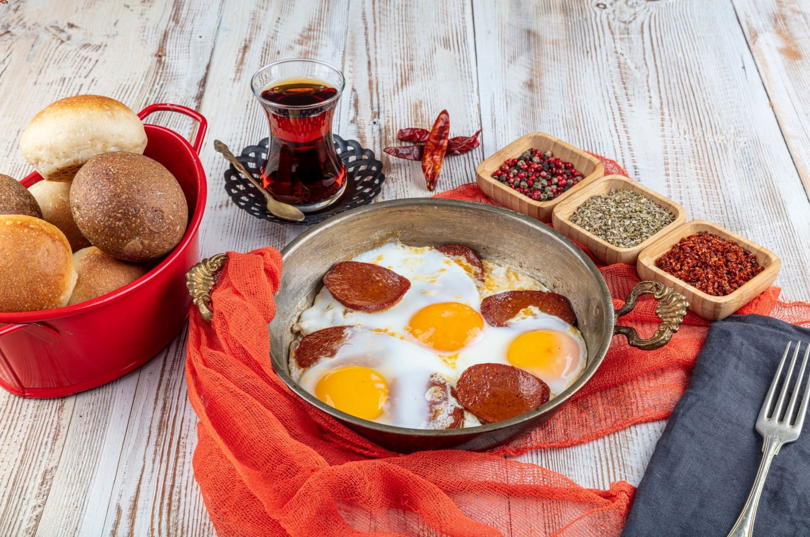 Hidangan telur yang mendambakan merupakan bagian integral dari masakan Türkiye