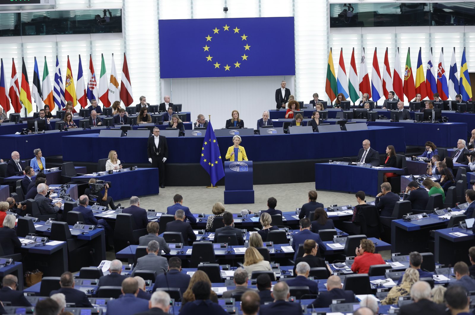 UE mengumumkan rencana untuk mengumpulkan $ 140 miliar untuk mengatasi krisis energi