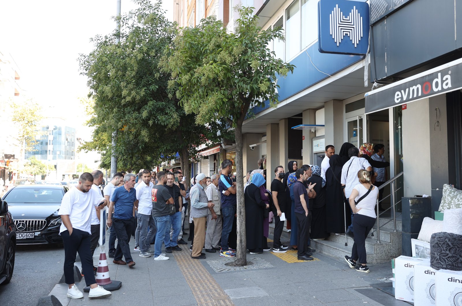 People line up in front of a bank to pay a fee as applications start for Türkiye&#039;s biggest ever social housing project, in Istanbul, Türkiye, Sept. 14, 2022. (AA Photo)