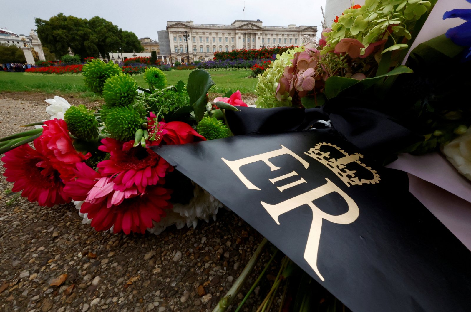 Floral tributes with the royal cypher of Britain&#039;s Queen Elizabeth are seen outside Buckingham Palace in London, Britain, Sept. 13, 2022. (Reuters Photo)