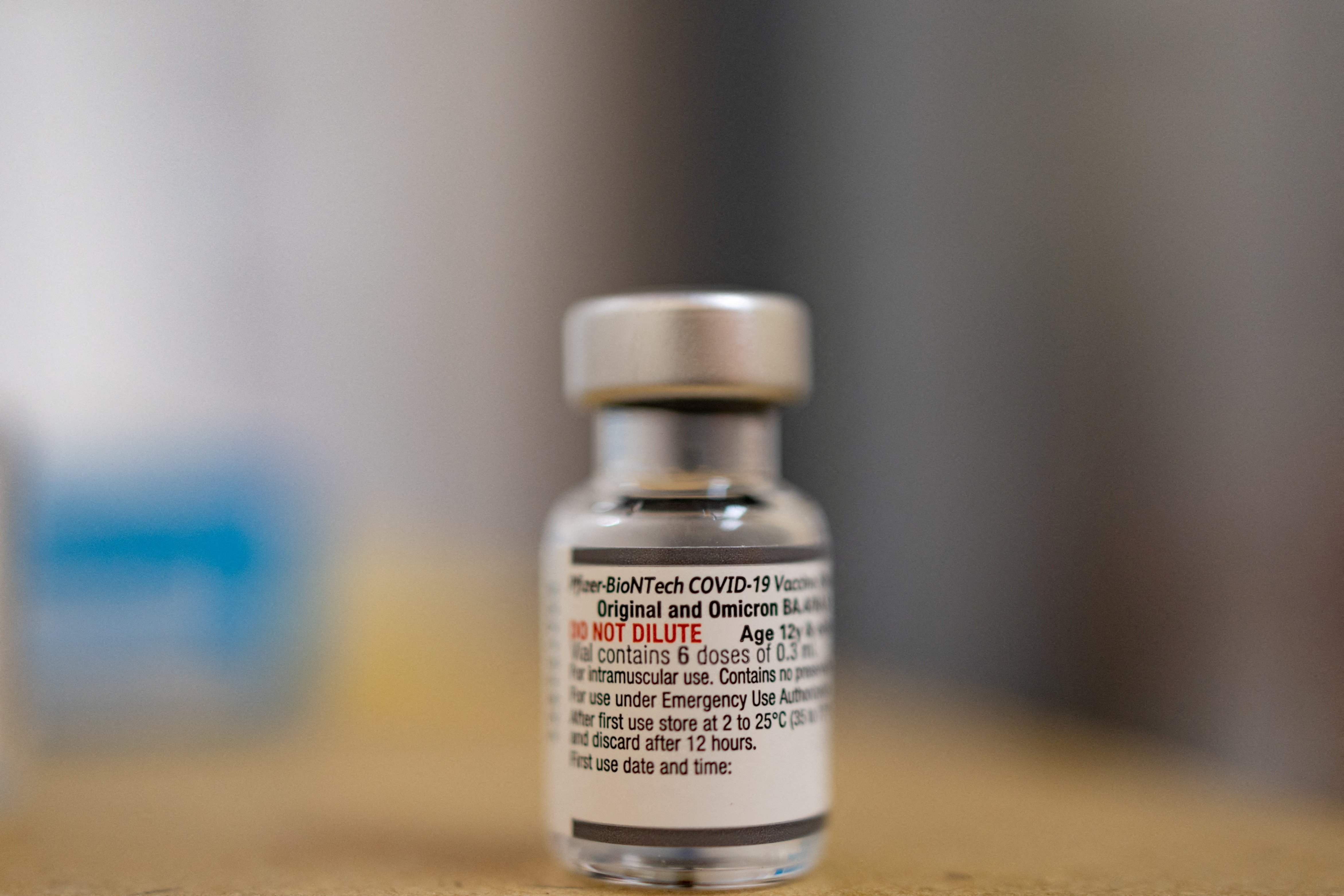  A vial of the Pfizer-BioNTech coronavirus disease (COVID-19) booster vaccine targeting BA.4 and BA.5 omicron sub-variants is pictured at Skippack Pharmacy in Schwenksville, Pennsylvania, U.S., Sept. 8, 2022. (REUTERS/Hannah Beier/File Photo)