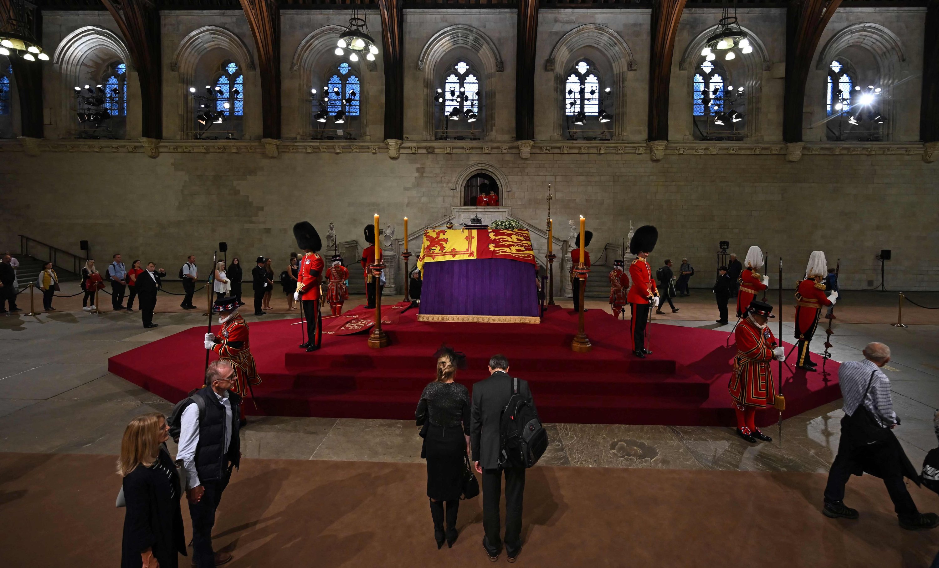Anggota arsip publik melewati peti mati Ratu Elizabeth II, di dalam Westminster Hall, di Istana Westminster, di London, Inggris, 14 September 2022. (AFP Photo)