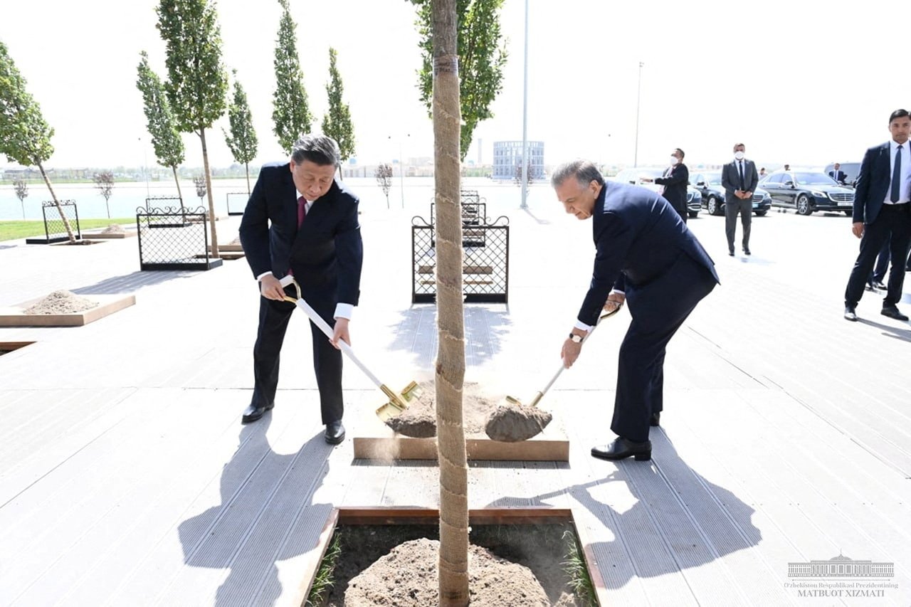 Chinese President Xi Jinping (L) and Uzbekistan&#039;s President Shavkat Mirziyoyev (R) plant a tree as they meet on the sidelines of the Shanghai Cooperation Organization (SCO) summit in Samarkand, Uzbekistan, Sept. 15, 2022. (Press service of the President of Uzbekistan handout via Reuters)