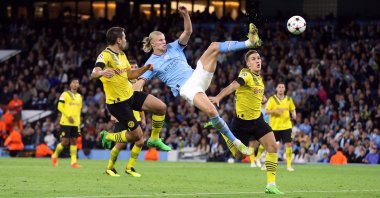 Man City's Erling Haaland (C) scores in a Champions League match against Borussia Dortmund, Manchester, England, Sept. 14, 2022. (Reuters Photo)