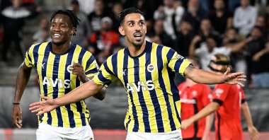 Fenerbahçe's Irfan Kahveci (C) celebrates after scoring in a Europa League match against Rennes, Rennes, France, Sept. 15, 2022. (AFP Photo)