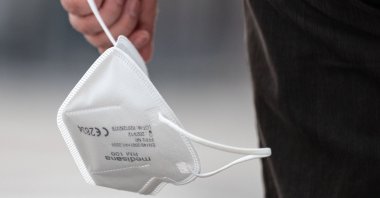 Some are wondering if they should still wear face masks when traveling by airplane. (dpa Photo)