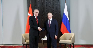 President Recep Tayyip Erdoğan and his Russian counterpart Vladimir Putin (R) shake hands as they meet on the sidelines of the Shanghai Cooperation Organisation (SCO) in Samarkand, Uzbekistan, Sept. 16, 2022. (AA Photo)