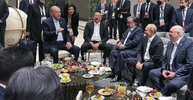 President Recep Tayyip Erdoğan, centre left speaks to Azerbaijani President Ilham Aliyev, Uzbek President Shavkat Mirziyoyev, Russian President Vladimir Putin, Belarusian President Alexander Lukashenko and Iranian President Ebrahim Raisi, at the Shanghai Cooperation Organisation (SCO) summit in Samarkand, Uzbekistan, Sept. 15, 2022. (AP Photo)