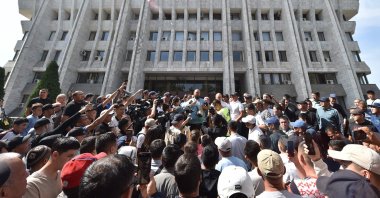 Protesters hold a rally to urge authorities to support residents of Kyrgyzstan's southern Batken province following border clashes with Tajik troops, near the Kyrgyz parliament in Bishkek, Sept. 16, 2022. (AFP Photo)