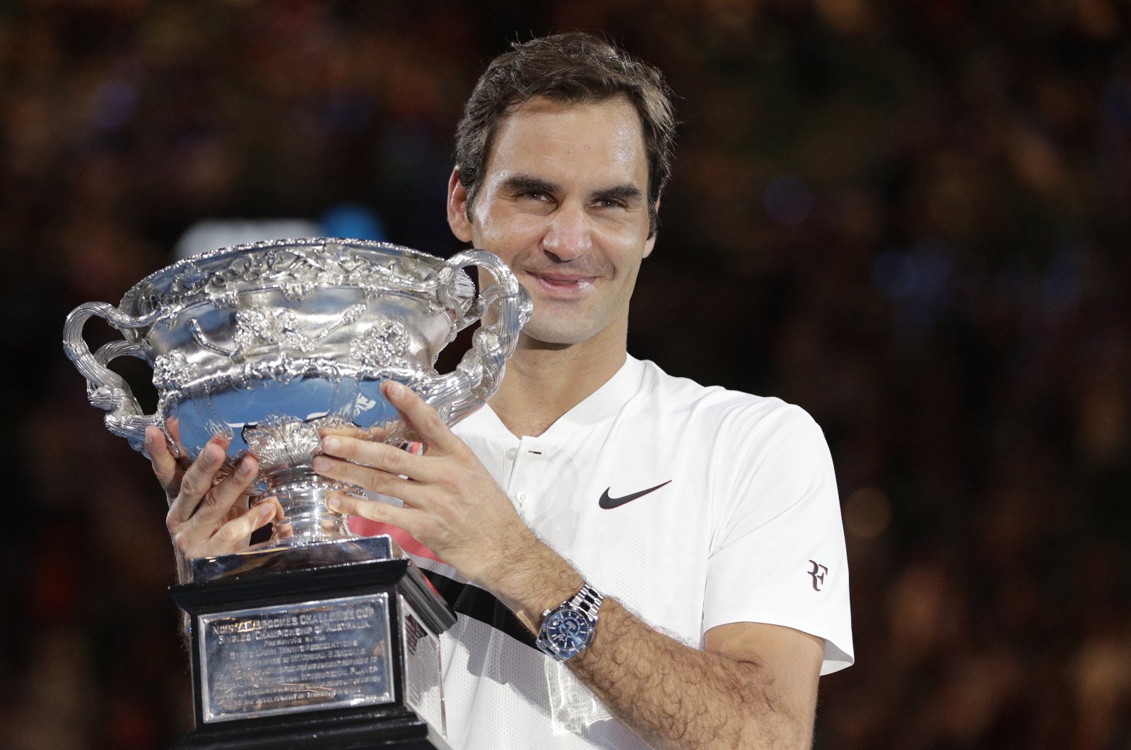 Roger Federer with his last Grand Slam trophy at the Australian Open, Melbourne, Australia, Jan. 28, 2018. (AP Photo)