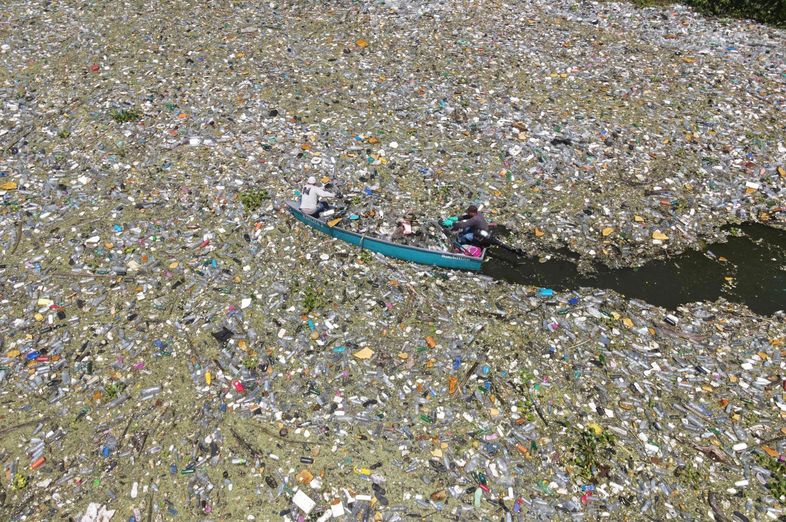 Berton-ton sampah plastik menyelimuti sungai, habitat di Amerika Tengah