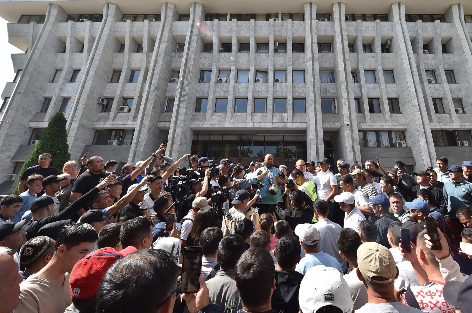Protesters hold a rally to urge authorities to support residents of Kyrgyzstan&#039;s southern Batken province following border clashes with Tajik troops, near the Kyrgyz parliament in Bishkek, Sept. 16, 2022. (AFP Photo)