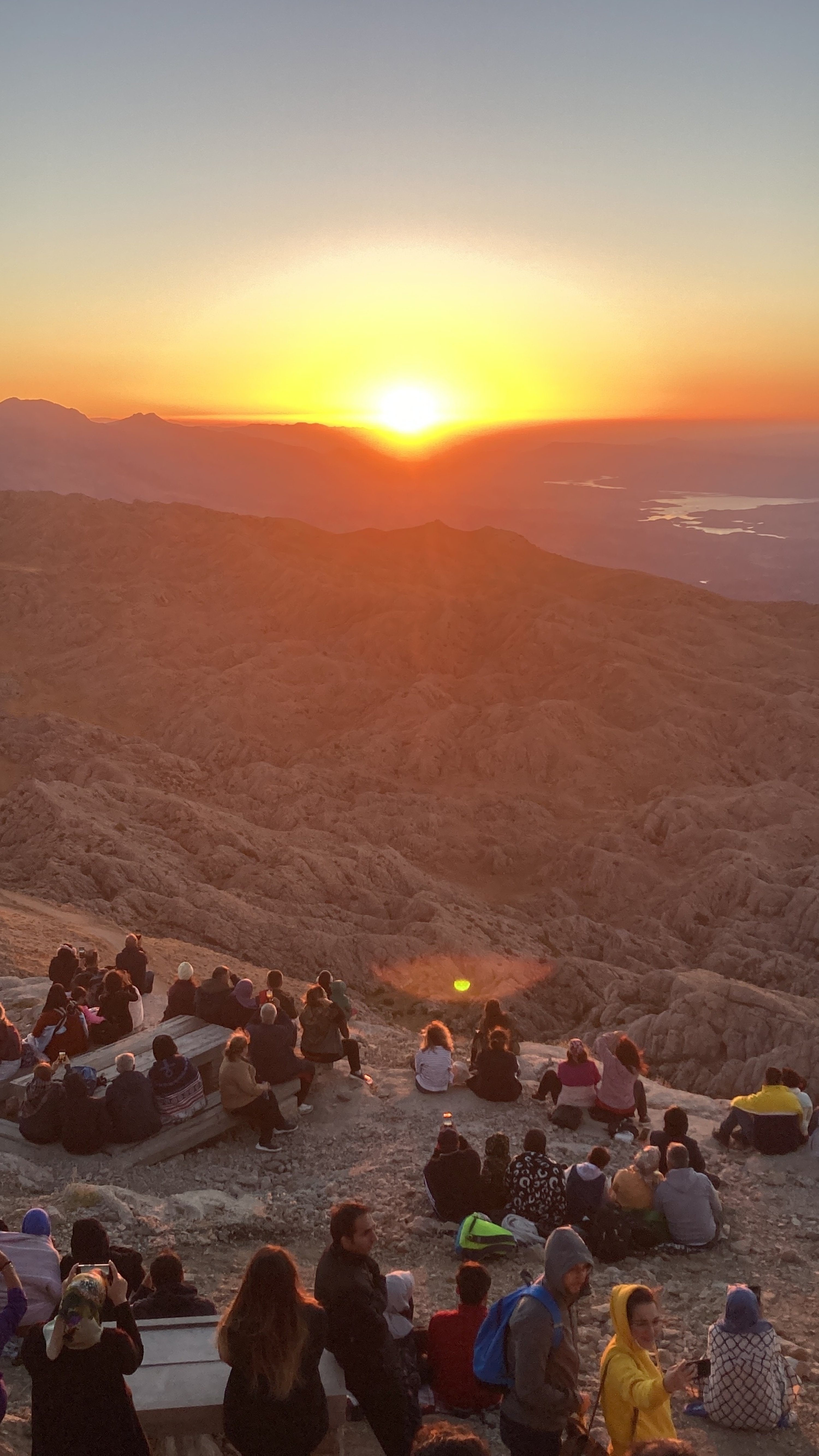 Orang-orang berkumpul untuk menyaksikan matahari terbit di Gunung Nemrut Türkiye sebagai bagian dari Commagene Biennial, provinsi Adıyaman, Türkiye.  (foto dpa)