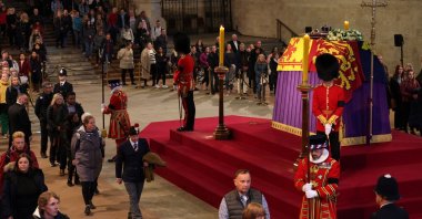 Members of the public pay their respects as they pass the coffin of Queen Elizabeth II, lying in state inside Westminster Hall, at the Palace of Westminster in London, Britain, Sept. 18, 2022. (AFP Photo)
