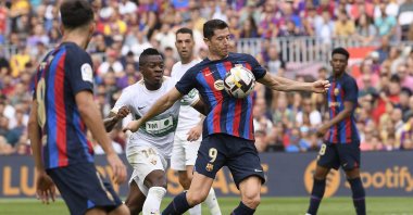 Barca&#039;s Robert Lewandowski (R) vies with Elche&#039;s Helibelton Palacios during a La Liga match, Barcelona, Spain, Sept. 17, 2022. (AFP Photo)