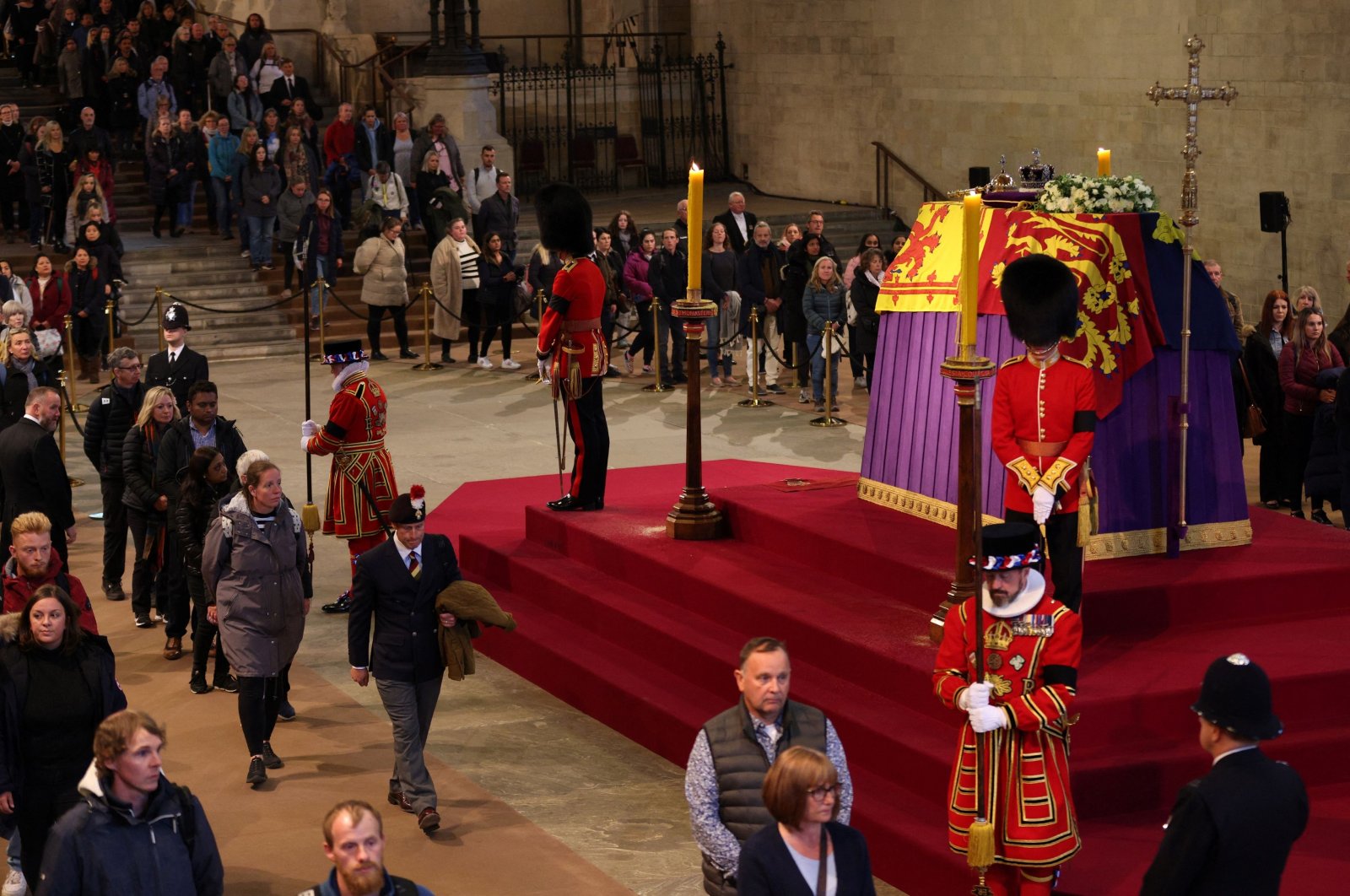 Members of the public pay their respects as they pass the coffin of Queen Elizabeth II, lying in state inside Westminster Hall, at the Palace of Westminster in London, Britain, Sept. 18, 2022. (AFP Photo)