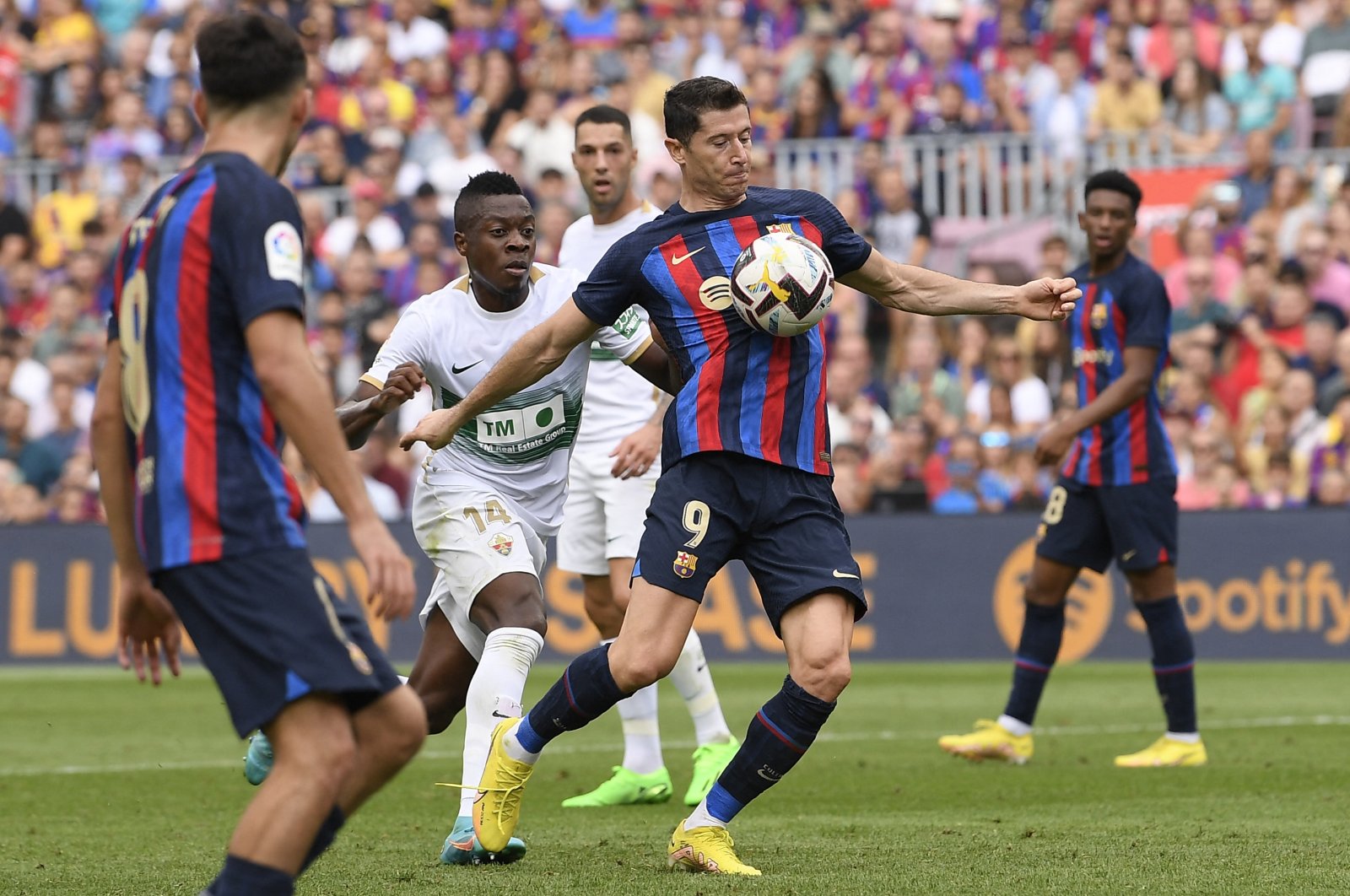 Lewa mencetak dua gol dalam kemenangan Barca, Cavani dari Valencia membuat debut mencetak gol
