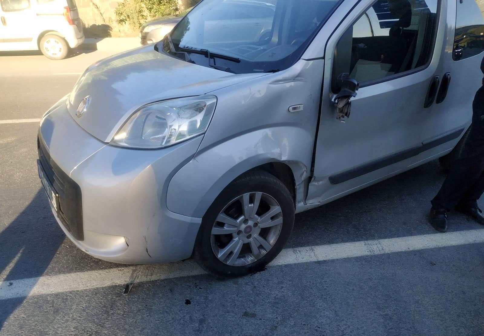Kerusakan terlihat pada mobil yang bertabrakan dengan sepeda motor pemilik Hull City dan pengusaha Turki serta taipan media Acun Ilıcalı di Istanbul, Türkiye, 19 September 2022. (DHA Photo)